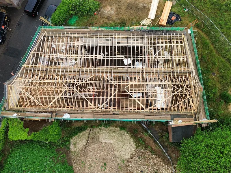 Hip end formed with girder truss and jack rafters